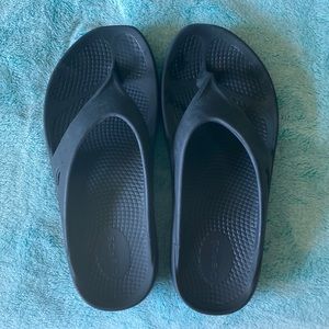 Oofos Flip flops